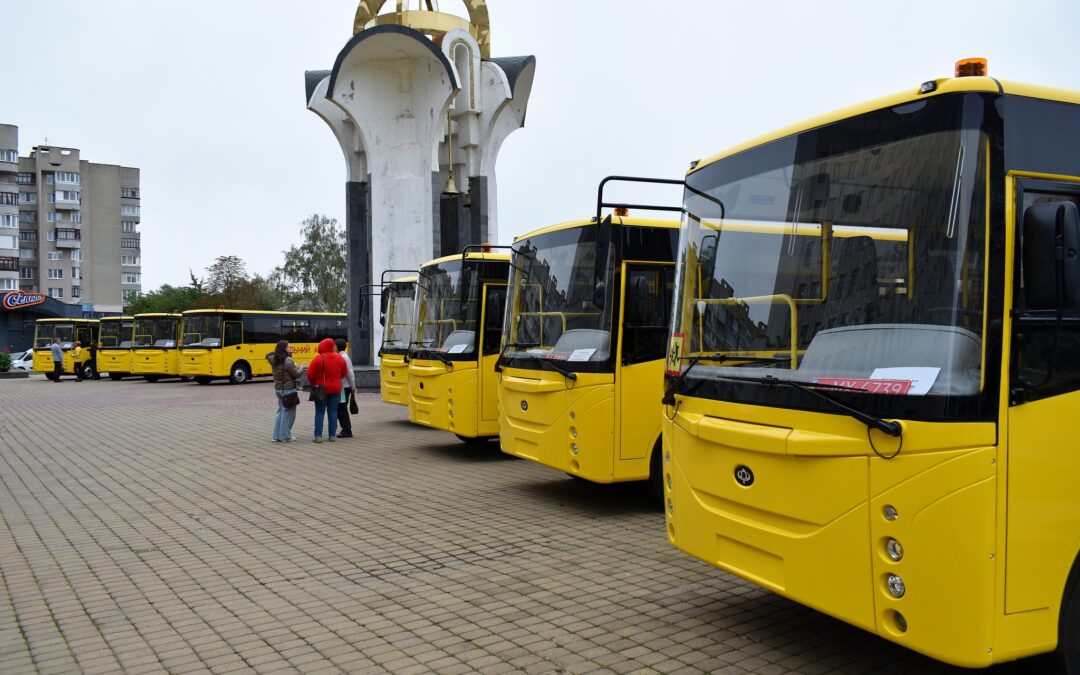 Автопарк Волині поповнився на 8 шкільних автобусів