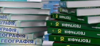 Десятикласники навчатимуться за новими підручниками з географії! Їхній друк профінансував Уряд Республіки Корея  — це майже 300 тисяч примірників.