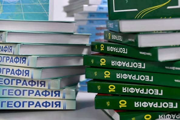 Десятикласники навчатимуться за новими підручниками з географії! Їхній друк профінансував Уряд Республіки Корея  — це майже 300 тисяч примірників.