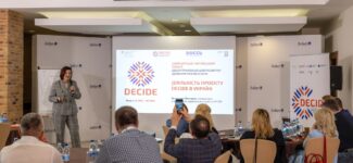 23-25 квітня керівники органів управління освітою обласних військових адміністрацій мали змогу обговорити актуальні питання реформування української освіти під час семінару-практикуму «Децентралізація управління освітою», організованого Швейцарсько-українським проєктом DECIDE спільно з НАДС та Вища школа публічного управління.