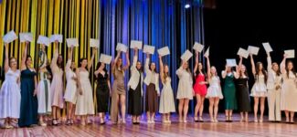 Щемливий день вручення дипломів у Луцькому Палаці учнівської молоді