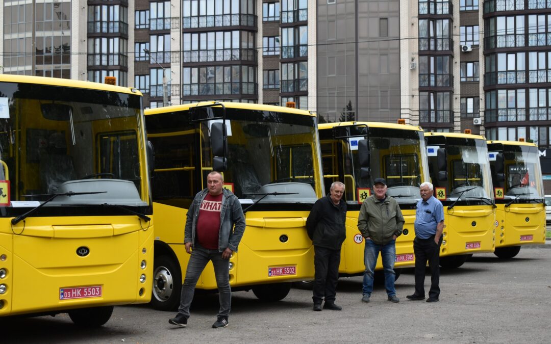 Сім громад на Волині отримали нові шкільні автобуси