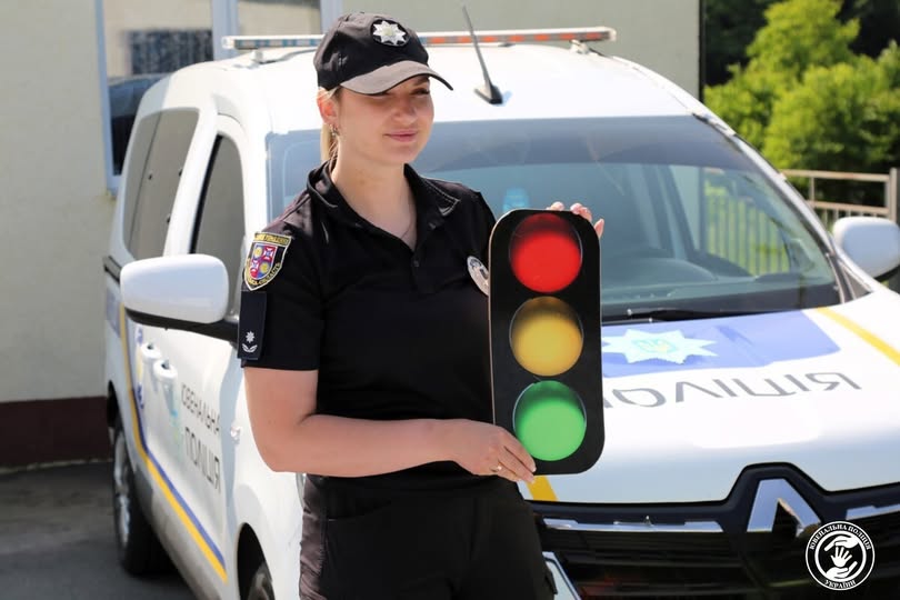 День світлофора: нагадайте дітям про безпеку на дорозі!