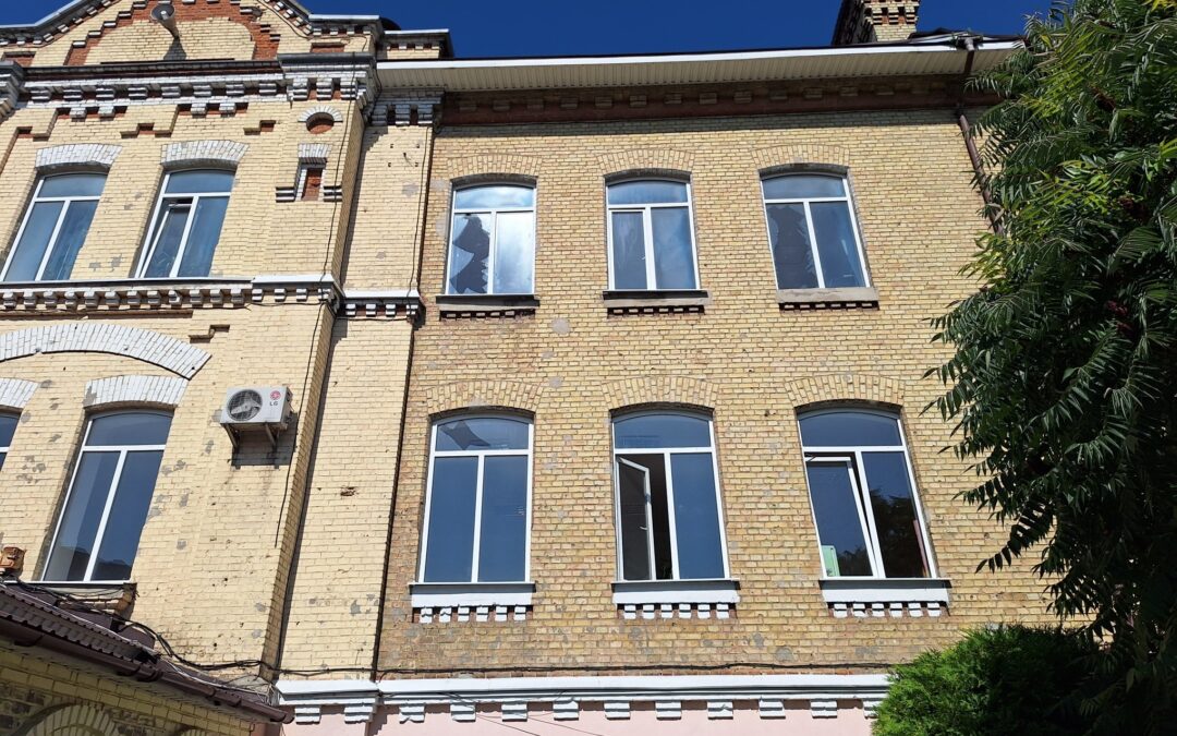 ВІДНОВИТИ ДО ПОЧАТКУ НАВЧАЛЬНОГО РОКУ: В ЛІЦЕЇ ЛІКВІДОВУЮТЬ НАСЛІДКИ ВОРОЖОЇ АТАКИ