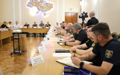 Облаштування укриттів, харчоблоків, організацію гарячого харчування та забезпечення шкільними автобусами розглянули на оперативці у начальника ОВА Івана Рудницького