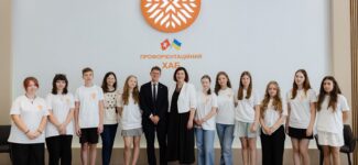 8 із 10 українських підлітків замислюються про майбутню професію, але лише  з  можуть назвати конкретну чи хоча б орієнтовну сферу зайнятості. Це головний висновок національного дослідження «Індекс майбутнього: професійні очікування та розвиток підлітків в Україні».