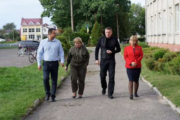 Начальник ОВА Іван Рудницький проінспектував роботи у двох навчальних закладах Ратнівської громади