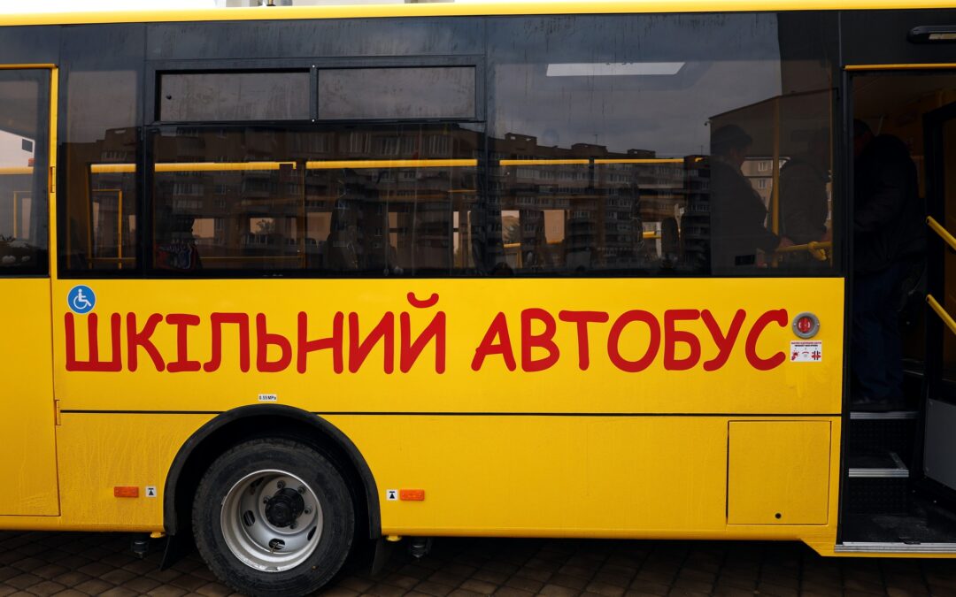 Перший для Мар’янівської, третій для Луківської ТГ: волинські громади отримали шкільні автобуси