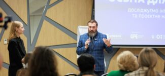 Цими днями в Києві відбувається навчання вчителів для пілотування трьох галузей у 5 класах в межах політики «Освіта для життя» — мистецької, технологічної і природничої. Під час події зустрівся зі 160 учителями, що прибули з різних куточків країни.