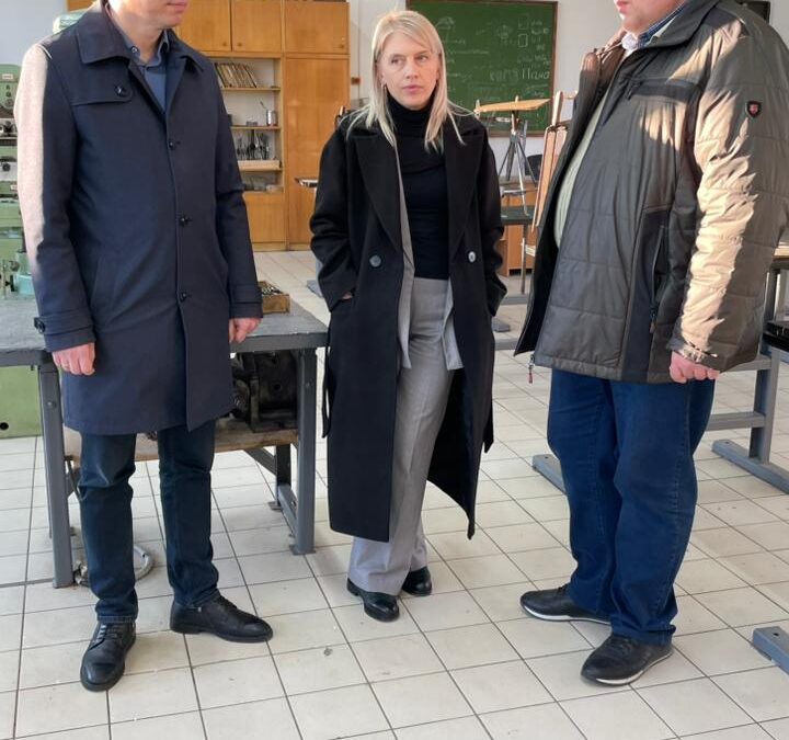 Робоча поїздка до освітніх закладів Нововолинська та Володимира: розвиток сучасного освітнього простору та посилення предмету «Захист України»