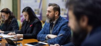 Сьогодні під час робочої зустрічі за участю першої леді України Олена Зеленська, премʼєр-міністерки Юлія Свириденко, колег з уряду та представників громад обговорили підсумки реалізації Стратегії реформування шкільного харчування за 2023–2025 роки, а також плани її подальшого впровадження