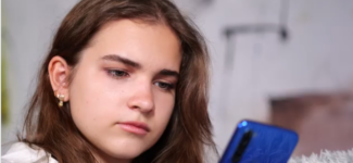 Соцмережі стали невід’ємною частиною життя українських дітей, особливо під час війни. Але замість безпечного простору вони все частіше бачать там шокуючий контент, стикаються з кібербулінгом і психологічним тиском.