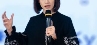 Останніми днями у регіонах поширюється інформація, що реформа старшої профільної школи нібито передбачає створення академічних та професійних ліцеїв із мінімум 300 учнями у 10–12 класах.